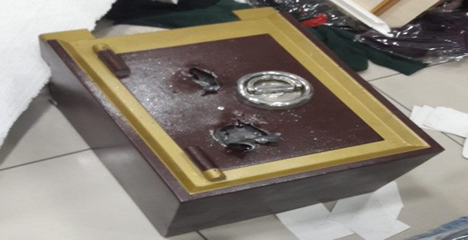 Çatıdan girip kasayı patlattılar