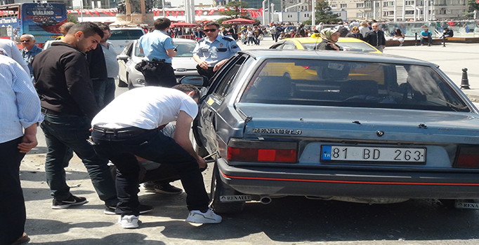 Taksim Meydanı’ndaki kaza trafiği felç etti