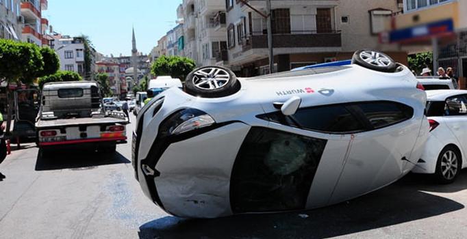 Direksiyon başında cep telefonuyla mesajlaşan sürücü kaza yaptı