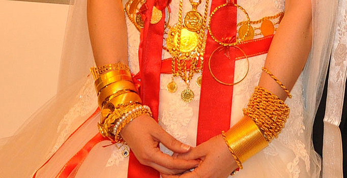 Binbir surat gelin! Bavulundan çıkanlar şoke etti