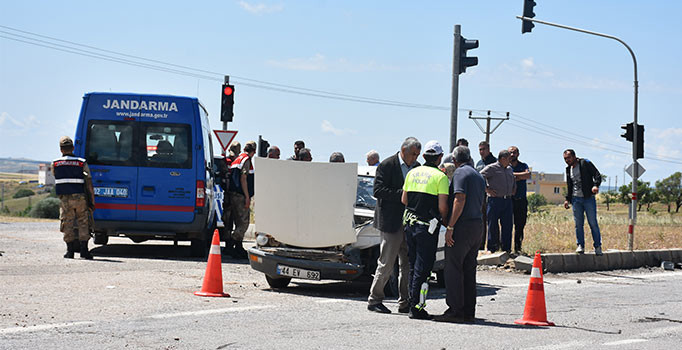 İki otomobil çarpıştı: 2 yaralı