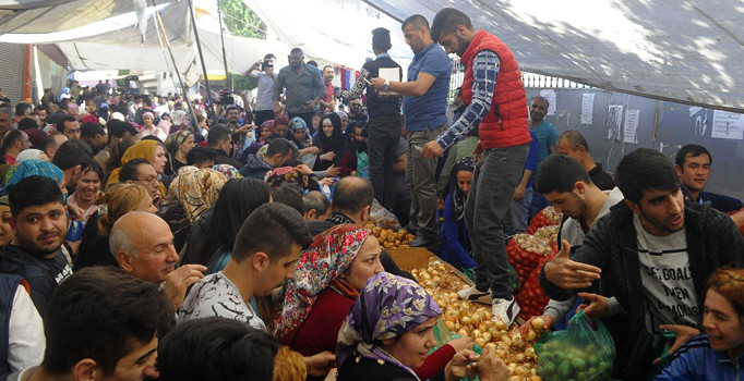 Pazarı satın alan iş adamı, her şeyi bedavaya dağıttı