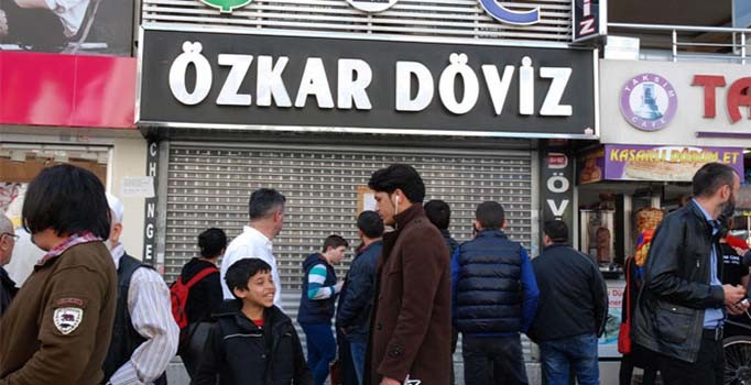 Doları bozduran vatandaş, altına yatırım yapıyor