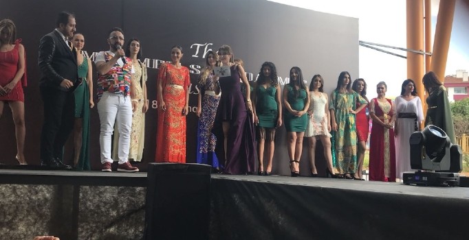 Ödüllü modacı sebze- meyve pazarında defile düzenledi