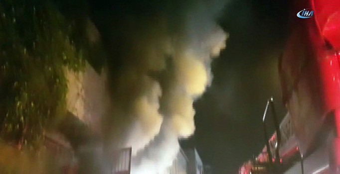 Gaziosmanpaşa'da korkutan fabrika yangını