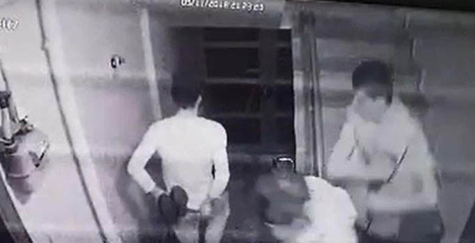 Ayak numaralarını bulamayan hırsızlar bütün apartmanı dolaştı