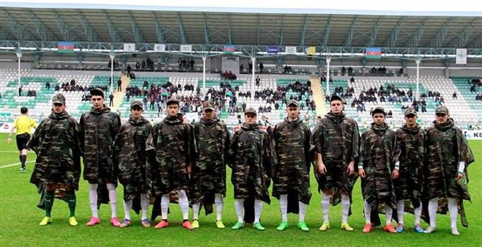 Azerbaycan'da Hazar Lenkeran takımından askeri kıyafetli saygı duruşu