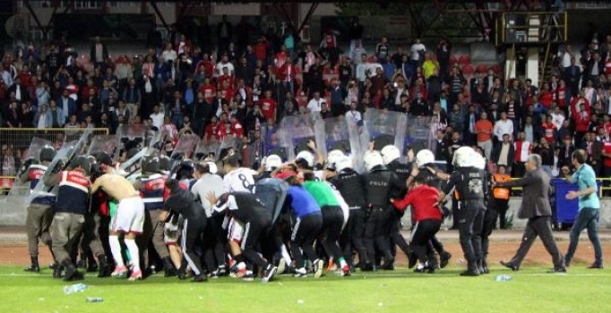 Bolu'da maç sonu olaylar çıktı: Çok sayıda taraftar yaralandı