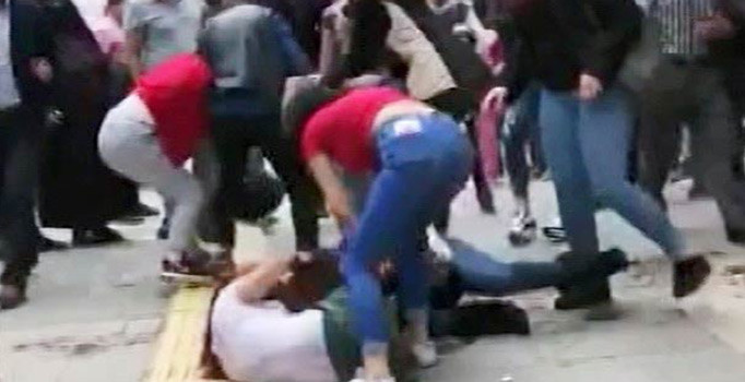 Kız öğrenciler sokak ortasında birbirine girdi