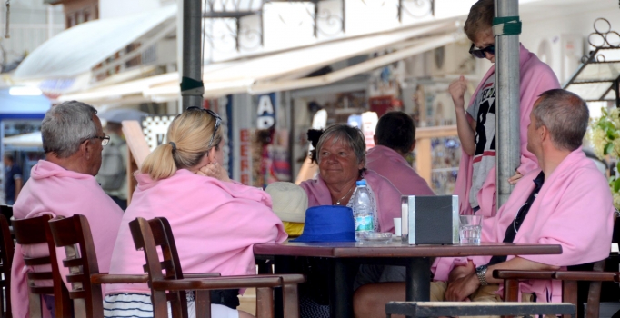 Bodrum'da güneşe aldanan turistler zor anlar yaşadı