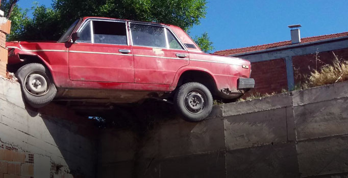 Gaz pedalı takılan araç havada asılı kaldı