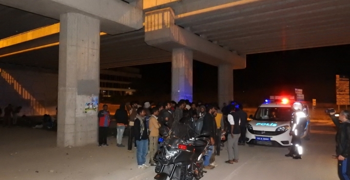 Çorum'a getirdikleri 150 göçmeni köprü altına bırakıp gittiler