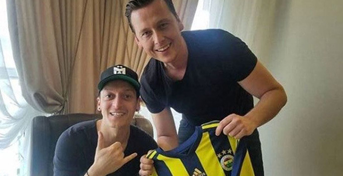 Mesut Özil Fenerbahçe formasıyla poz verdi