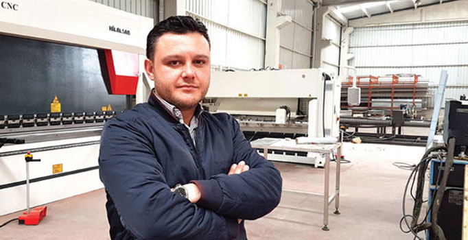 Çalışanlarının gözü önünde intihar etti