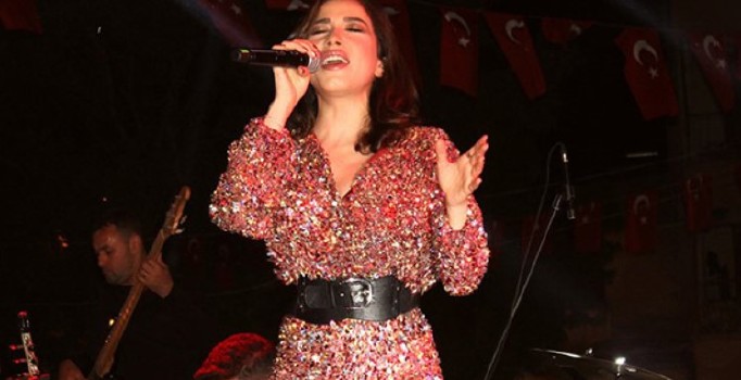 ‘Playback yapma’ diyen seyirciyi azarladı!