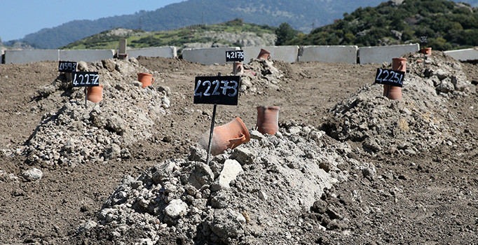 Sığınmacılar için İzmir Doğançay'da kimsesizler mezarlığı