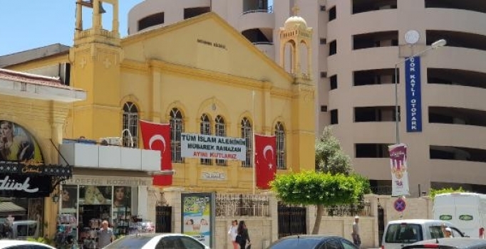 Kiliseden Ramazan kutlaması pankartı