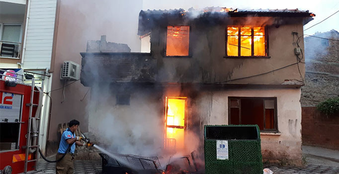 Ahşap bina alevlere teslim oldu