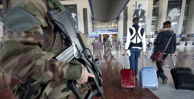 Son dakika! Fransa'da bomba alarmı! Nice Havalimanı boşaltıldı