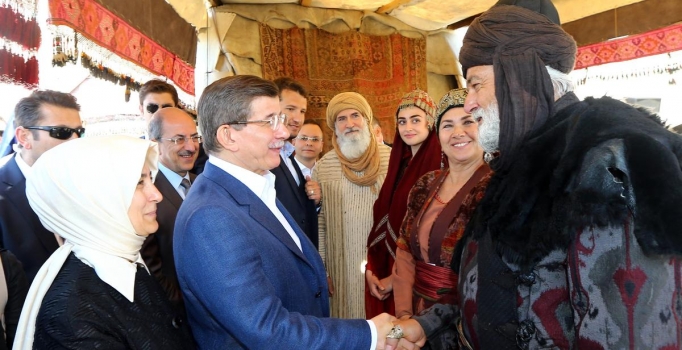 Başbakan Davutoğlu, "Diriliş Ertuğrul"un setini ziyaret etti