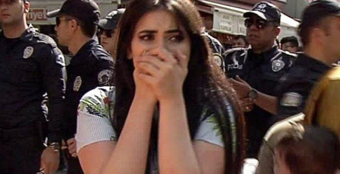 Taksicinin müşteri kapma telaşında yumruklar havada uçtu