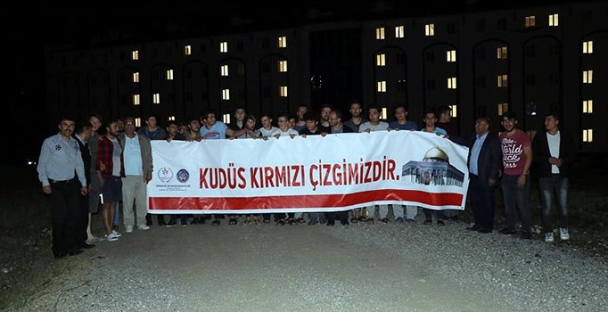 KYK yurtlarındaki öğrencilerden İsrail’e ışıklı protesto