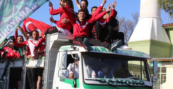 Sarayönü Belediyespor kamyon kasasında şampiyonluğunu kutladı