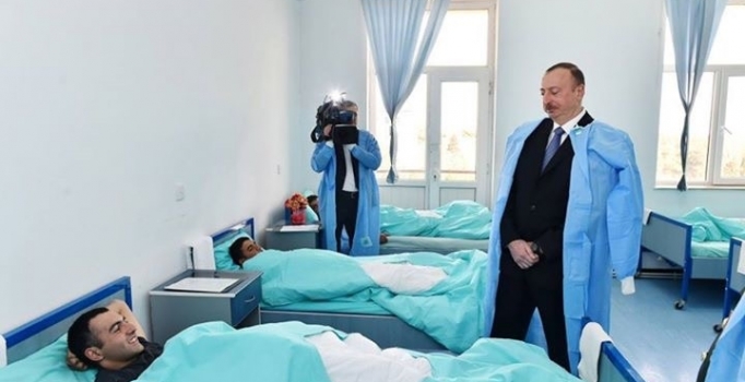 Azerbaycan Cumhurbaşkanı İlham Aliyev yaralı askerleri ziyaret etti