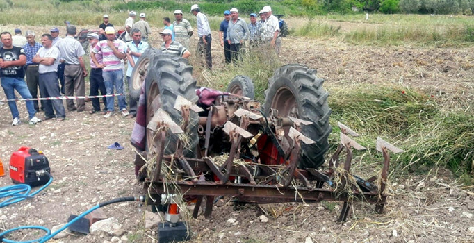 Manisa'da traktör devrildi: 1 ölü