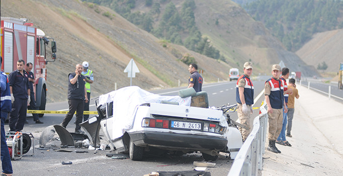 Tomruk yüklü kamyon otomobille çarpıştı: 3 ölü, 2 yaralı