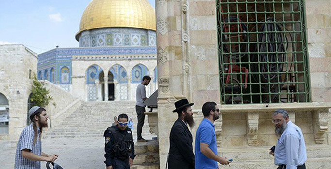 Fanatik Yahudiler Mescid-i Aksa'ya baskın düzenledi