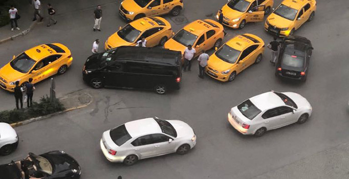 Müşteriye giden UBER sürücüsü, taksicilerin saldırısına uğradı