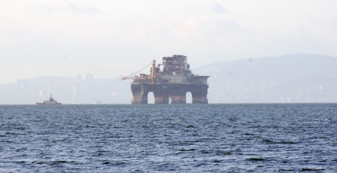 Boğazı trafiğe kapatan petrol platform gemisi Yalova’ya ulaştı