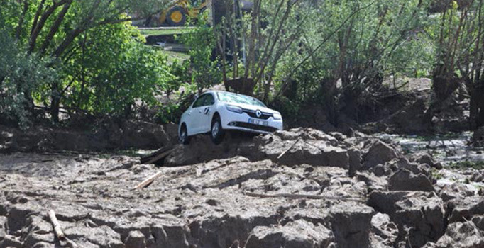 Yozgat'ı sağanak ve dolu vurdu!