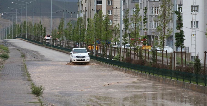 Erzurum'da etkili olan sağanak, yolları göle çevirdi