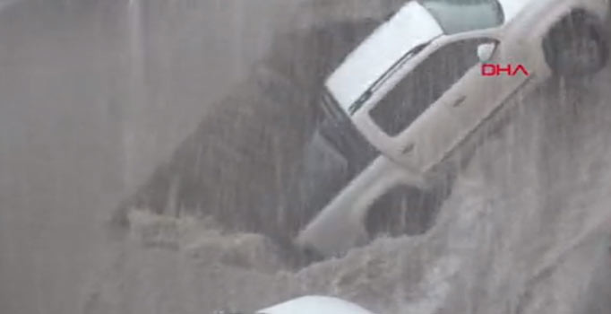 Erzurum'da sel: Karayolunda göçük otomobili  yuttu