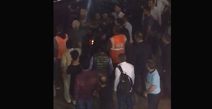 Havalimanı’nda UBER sürücüne ve yolculara tekme ve yumruklu saldırı kamerada