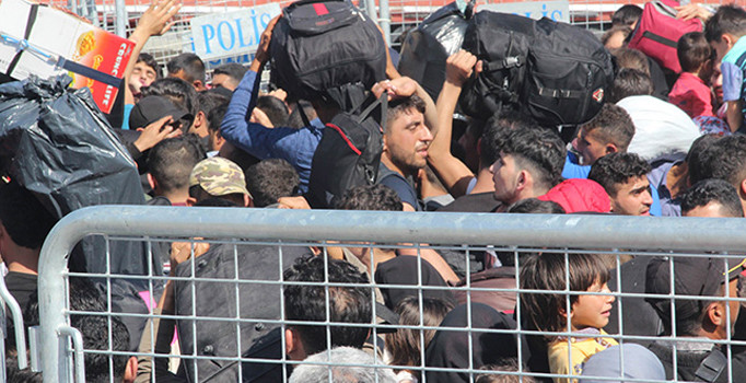 Ülkelerine gitmek isteyen Suriyeliler izdiham oluşturdu