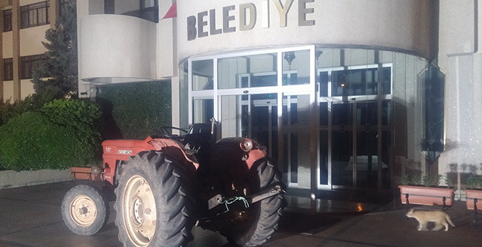 Manisa'da alkollü muhtar traktörle belediye önüne çıktı