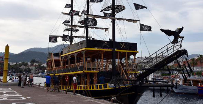 Dümeni kilitlenen teknede faciadan dönüldü