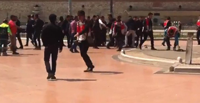 Son dakika: Taksim Atatürk Anıtı'nın önünde silah sesleri