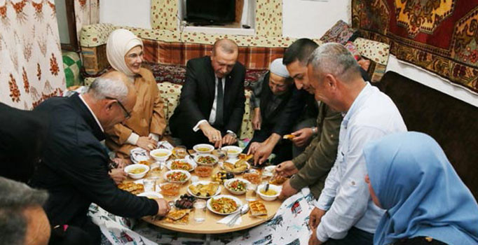 Cumhurbaşkanı Erdoğan, orucunu yer sofrasında açtı