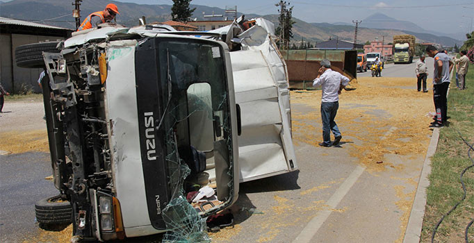 Kamyonet saman yüklü traktöre çarptı: yol 5 saat kapandı