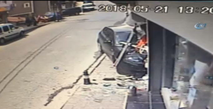 Sarıyer’de kontrolden çıkan lüks otomobil iş yerine daldı