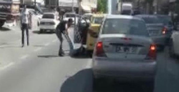 Taksiciyi kadın yolcuyu bacağından çekip dışarı attı