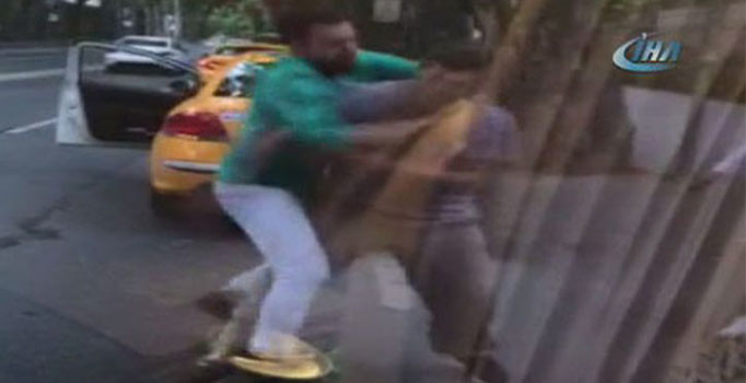 Taksici ile minibüsçünün yumruk yumruğa kavgası kamerada