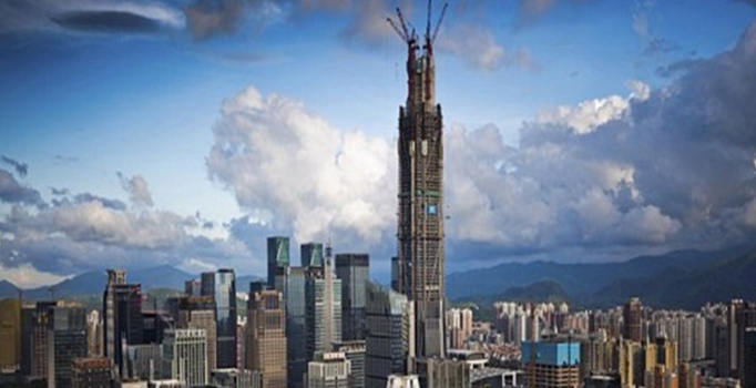 Dünyanın en yüksek ikinci binasına gizlice tırmandılar