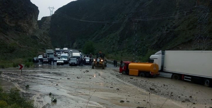 Erzurum Artvin karayolu sel nedeniyle ulaşıma kapandı