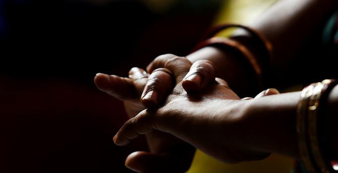 Emekli maaşını almak için ölmüş annelerini sakladılar