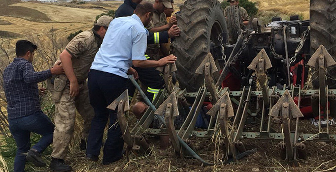 Devrilen traktörün altında 3 saat kurtarılmayı bekledi